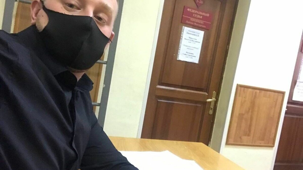     В Красноярске арестовали адвоката Илью Вараксина. Его подозревают в мошенничестве в особо крупном размере, это связано с финансовой пирамидой.