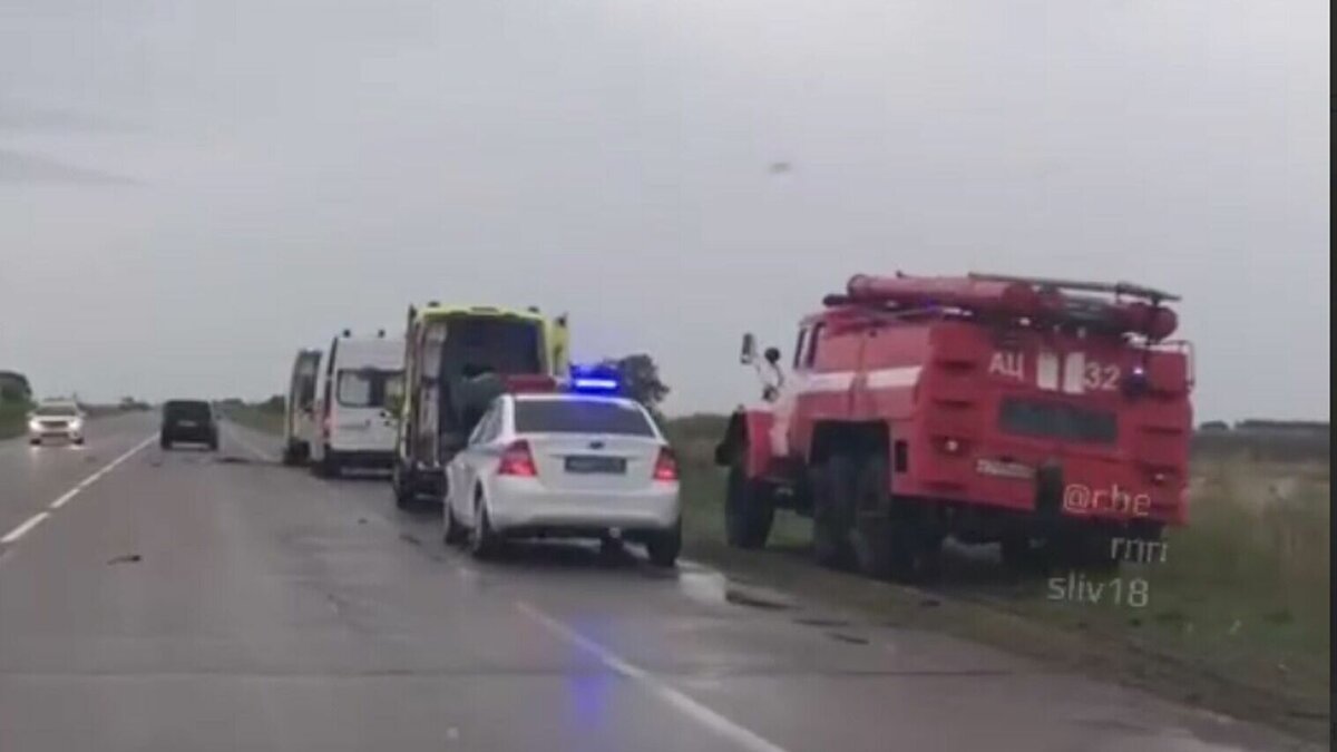     Утром 20 мая между селами Никольское и Галёнки случилось мощное лобовое ДТП. На видео очевидца — две машины пожарных, карета скорой помощи и реанимации.