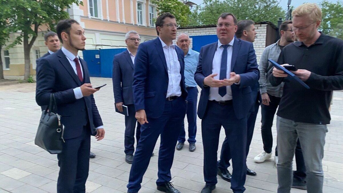     Губернатор Нижегородской области Глеб Никитин посетил Арзамас 19 мая и проверил, как продвигаются работы по благоустройству городских пространств. О своем визите глава региона рассказал подробнее в своем Telegram-канале.