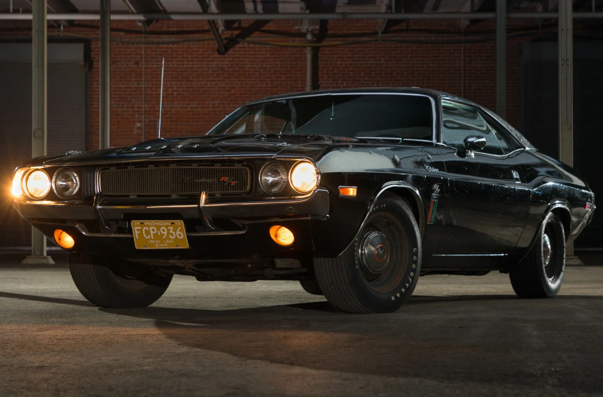Dodge Challenger черный