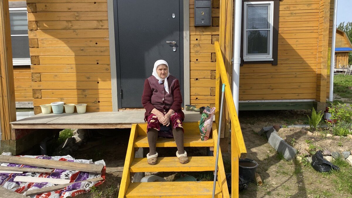 Бабуля дожила до хорошего дома, живет со своей дочерью и радуется.