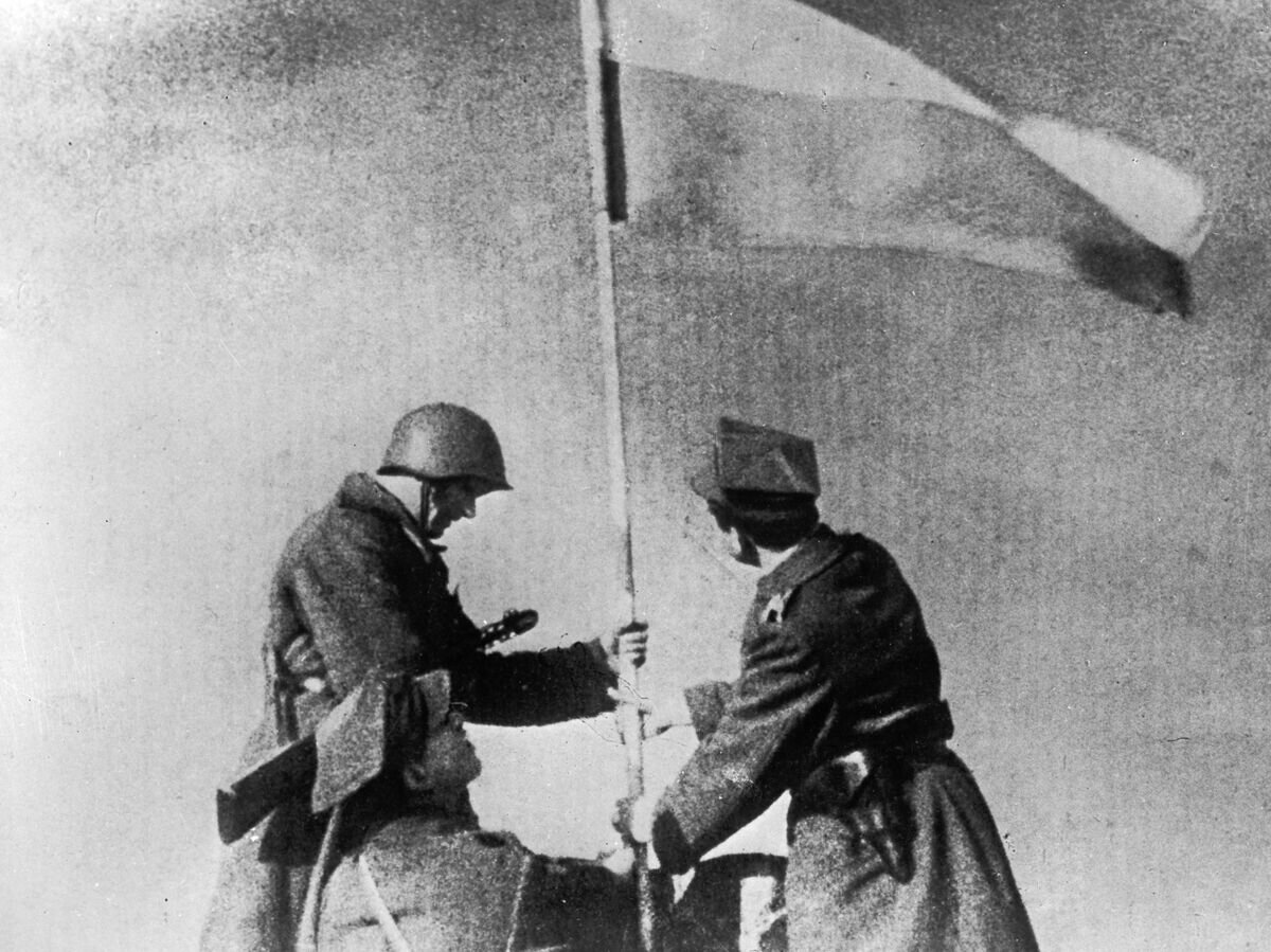 Советский и польский солдаты водружают знамя победы. Варшава, 1945 год© РИА Новости