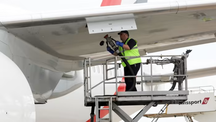 Заправка В777 в лондонском аэропорту Станстед. В настоящее время экологически чистое авиационное топливо составляет менее 1% от мирового потребления авиации. Фото: Chris Ratcliffe/Bloomberg