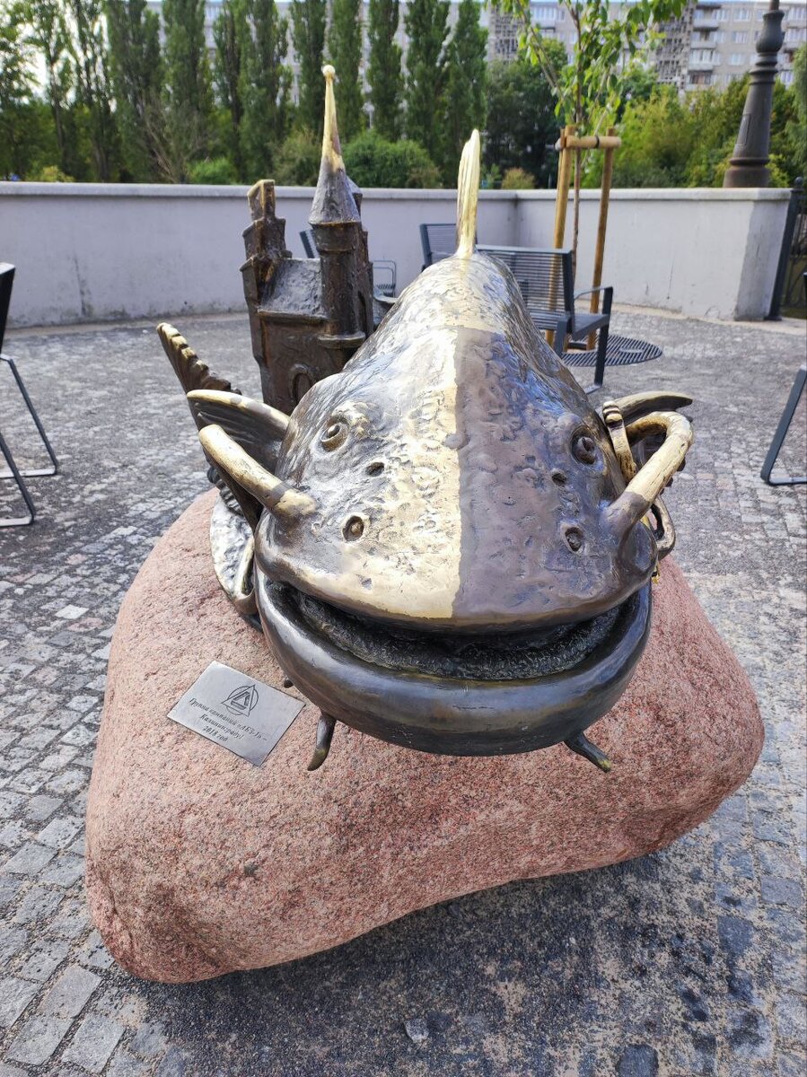 Скульптура «Сом» в Калининграде. Источник — dzen.ru/pa_myatnik