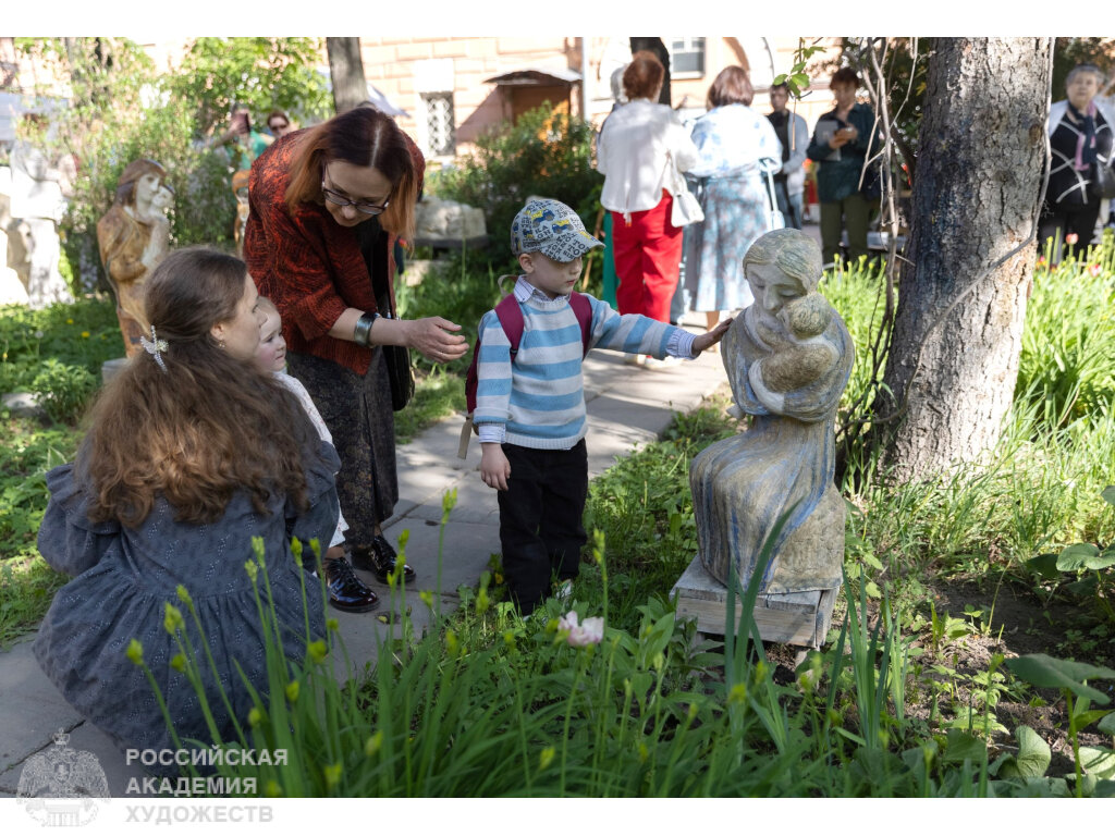 Гости и участники проекта во внутреннем дворике РАХ (Москва, Пречистенка, 21). Фото: Виктор Берёзкин, пресс-служба РАХ.