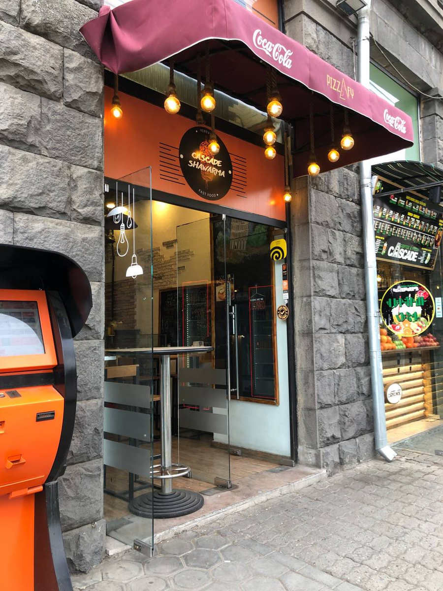 Увидите эту вывеску —  срочно заходите! Шаурма тут 10/10