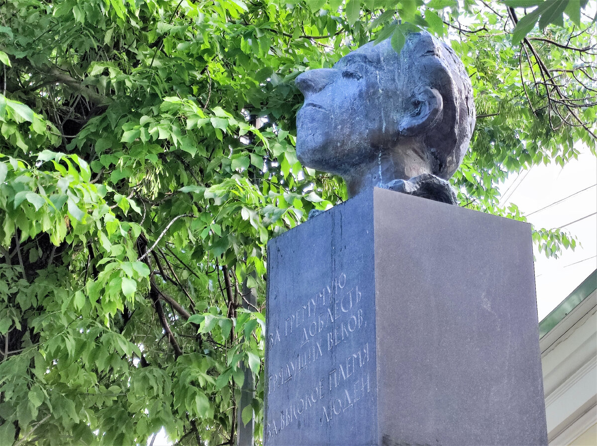 Памятник Осипу Мандельштаму в Москве. Источник — dzen.ru/pa_myatnik