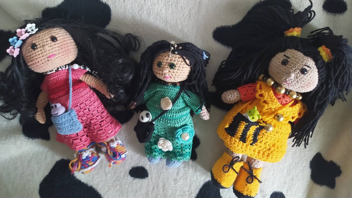 Фото автора. В сумочках у кукол -игрушки из магазина, резиночки и заколочки тоже