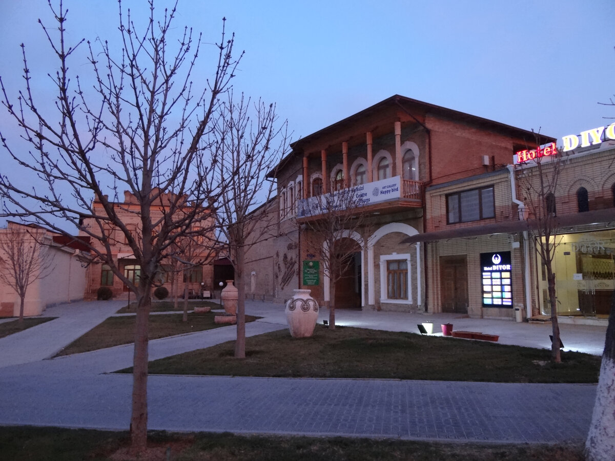 Типичное здание на улице Ислама Каримова в Самарканде