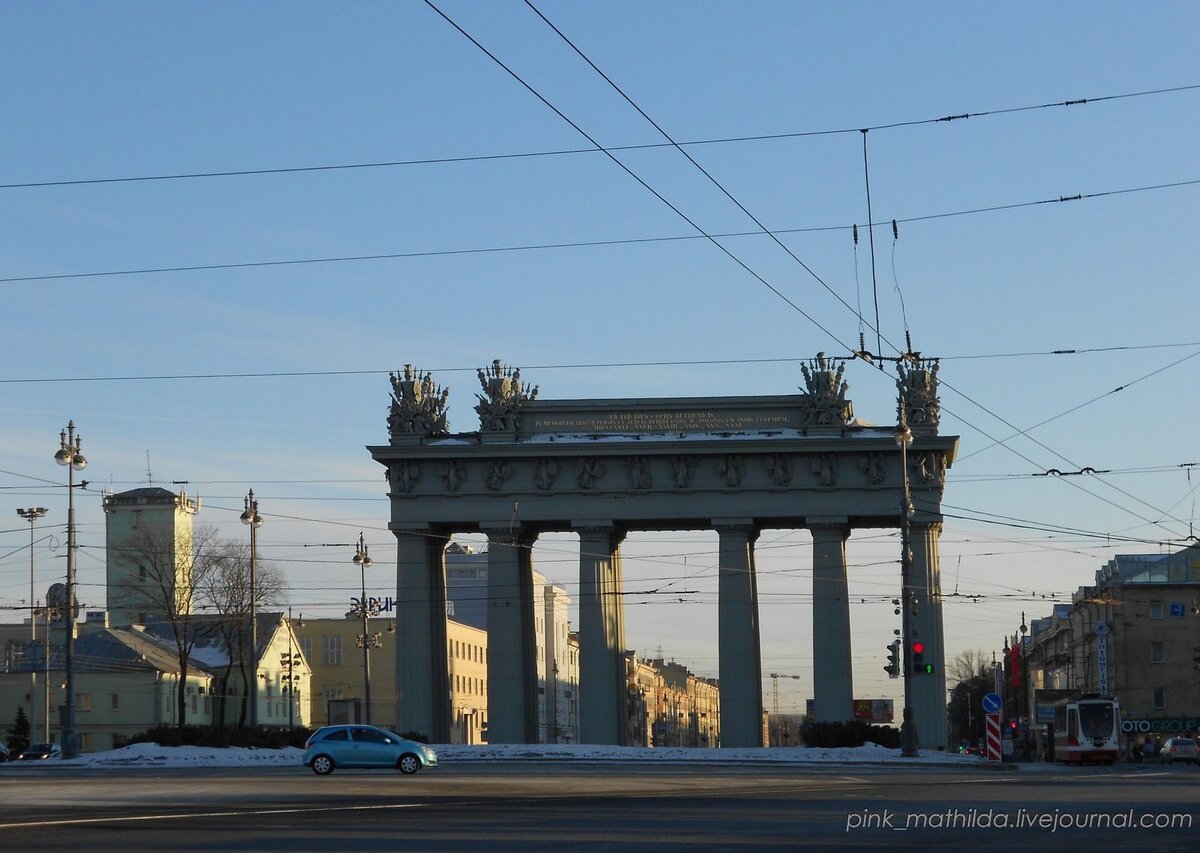 В обычное время Московские триумфальные ворота в Санкт-Петербурге выглядят так: В верхней части они украшены так называемыми трофеями, или военной арматурой - скульптурным изображением оружия, военных