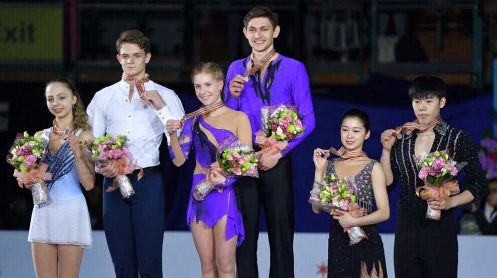    Александровская с золотой медалью юниорского чемпионата мира, россияне — позади нее. Фото: GLOBAL LOOK PRESS