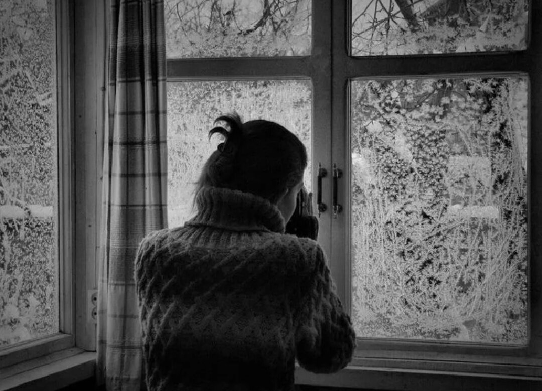 Квартиры в пурге. Окно зима. Окно зимой. Метель в окне. Девушка у замерзшего окна.