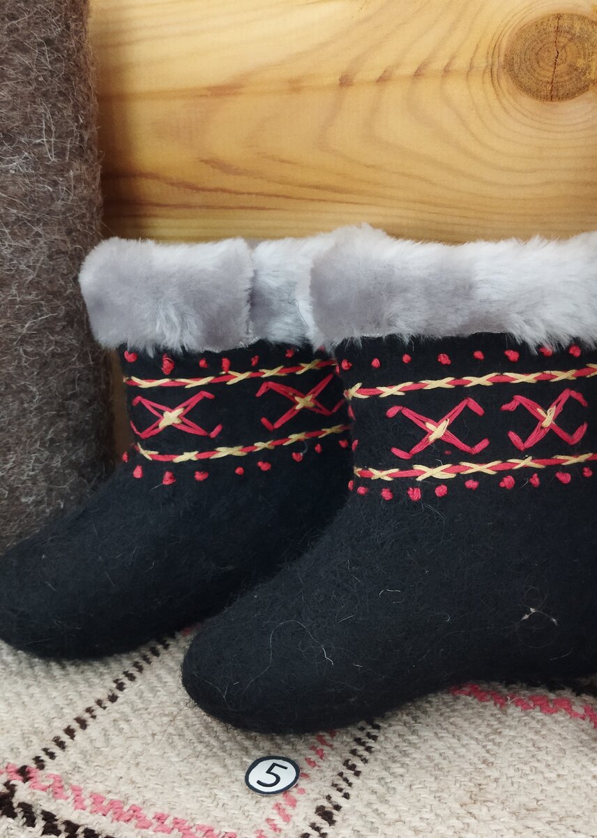 Валенки с вышивкой. Экспонат музея народных ремёсел и промыслов в г. Елец.