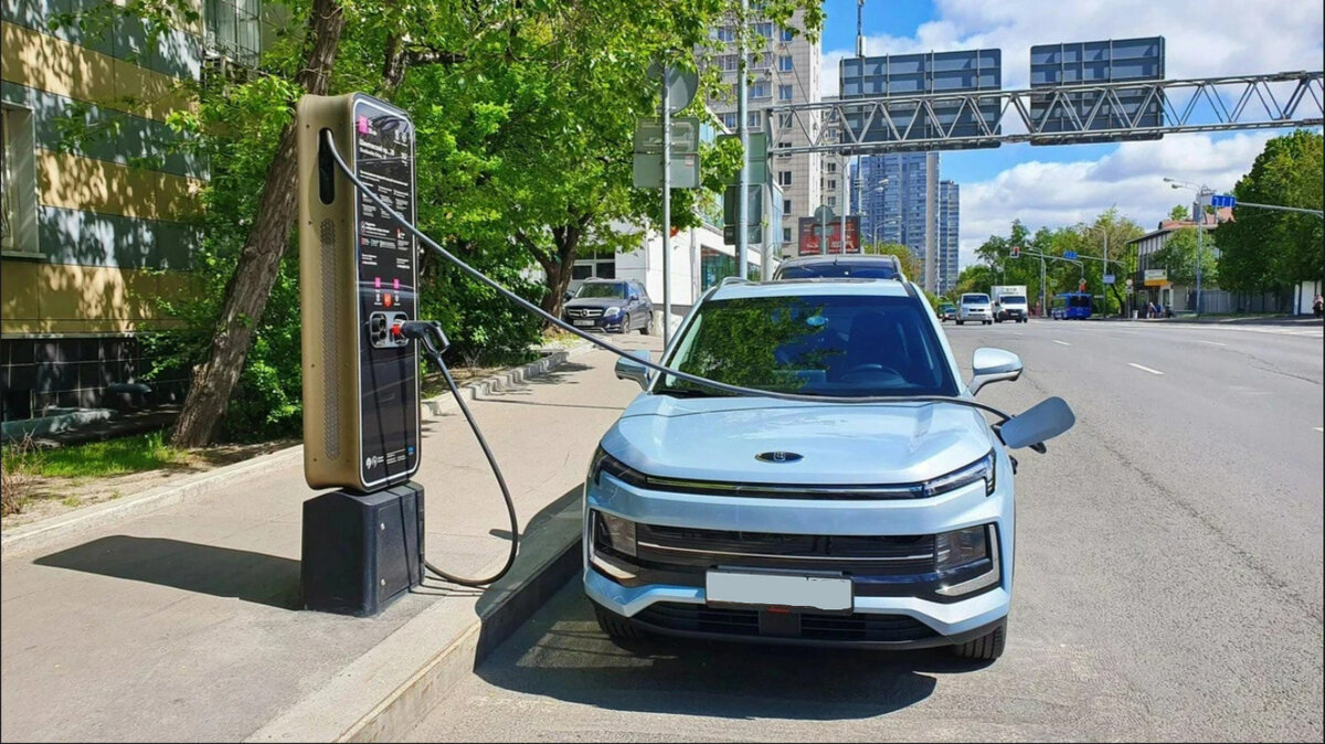 Просто обратите внимание где расположена розетка на машине...