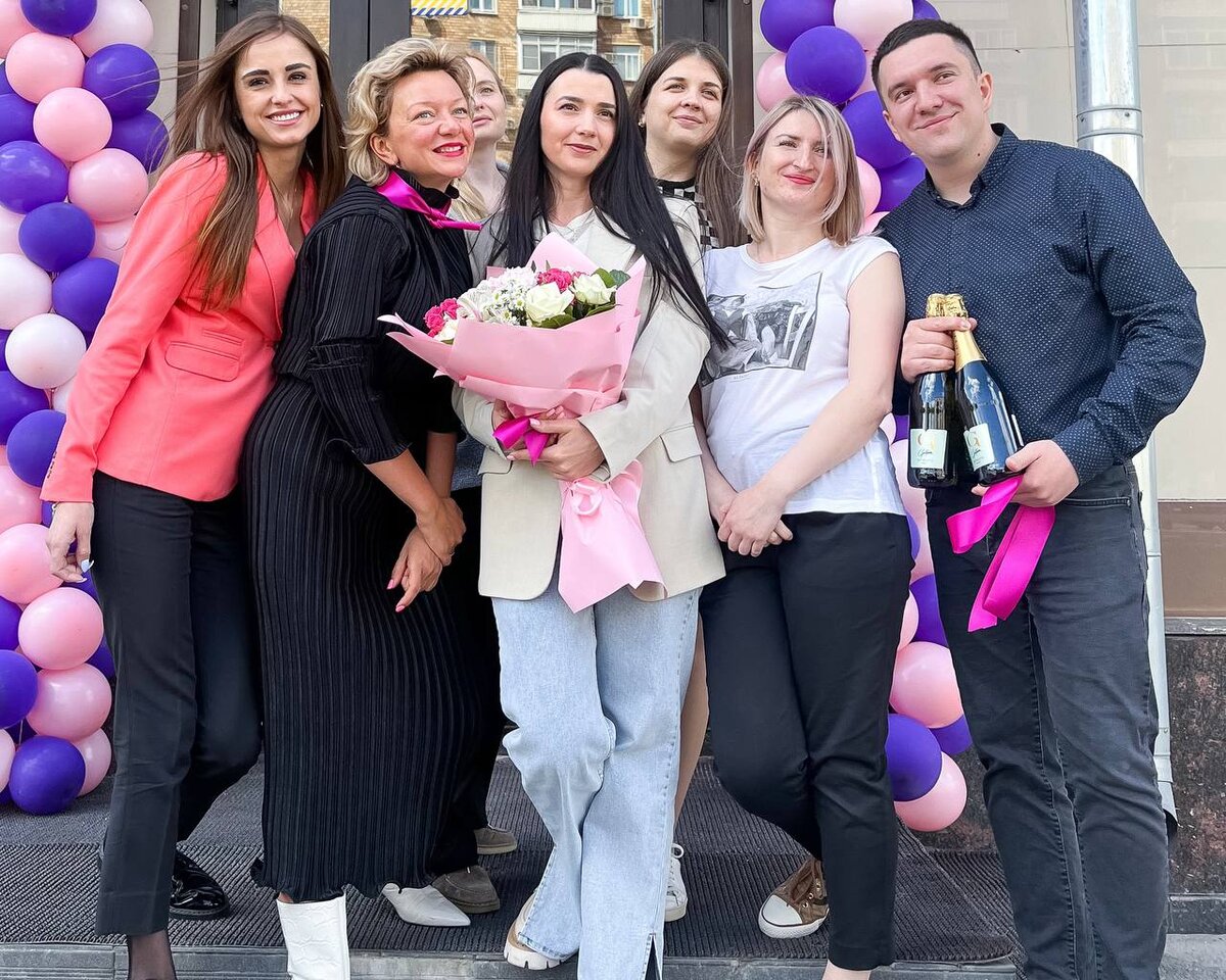 Руководители направлений и основатель сети салонов маникюра и педикюра 4hands Татьяна Шутова поздравили Партнеров с открытием собственного салона в Москве