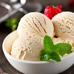 Фото сгенерировала нейросеть, я так красиво свое мороженное не выкладываю. Оно и из формочек хорошо съедается!