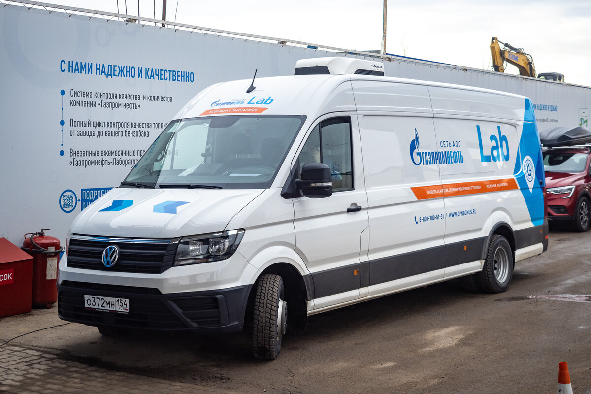 Автомобиль устанавливается рядом со зданием АЗС и подключается к внешней 220-вольтовой розетке, как автокемпер. 