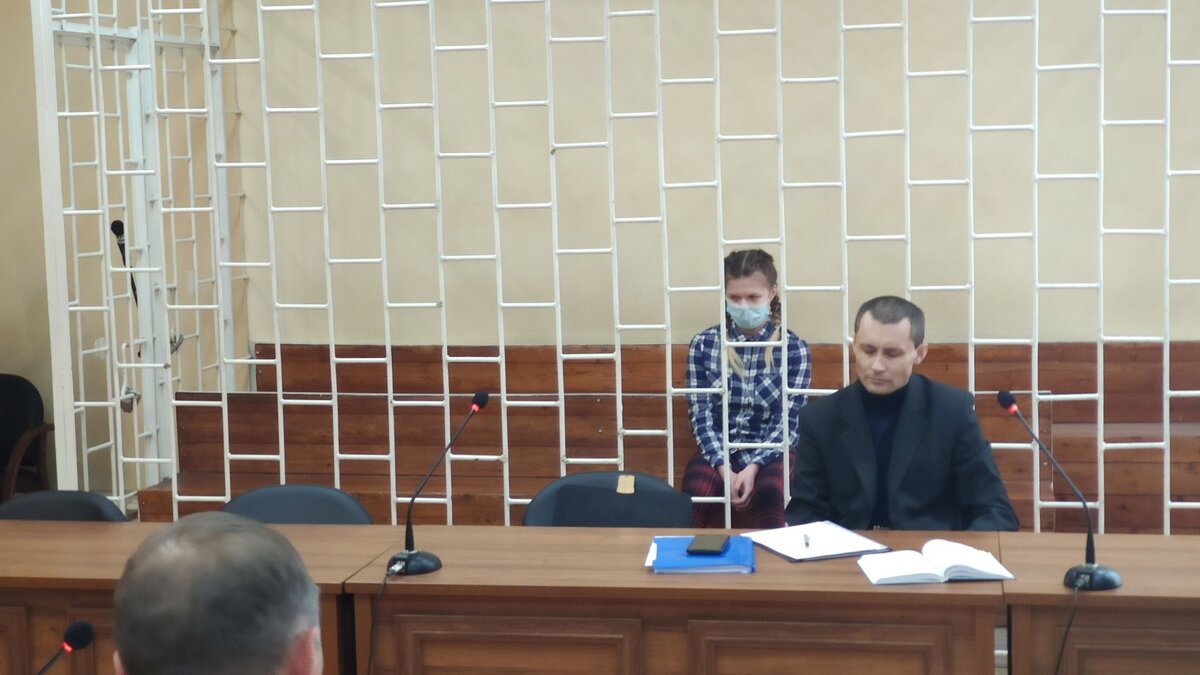    В суде зачитали показания Полины Дворкиной, которую обвиняют в убийстве отца и нападении на группу детского сада с целью убить мальчиков.