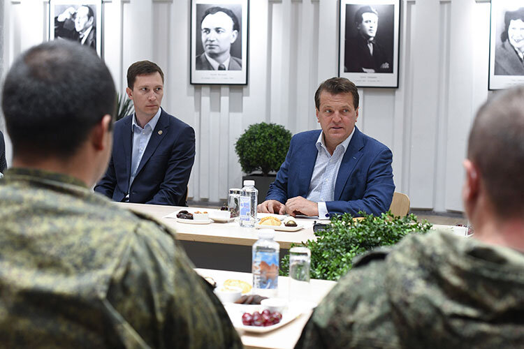   Метшин все внимательно выслушал и попросил Равилова подготовить конкретный список вещей Фото: metshin.ru