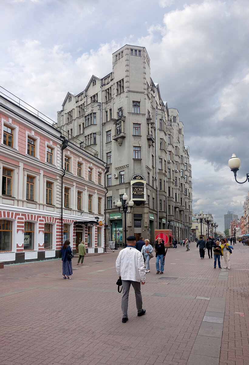 Старый арбат пешеходная улица. Старый Арбат дом 38. Старый Арбат дом 44. Москва, ул. Арбат, 31. Старый Арбат дом 24.