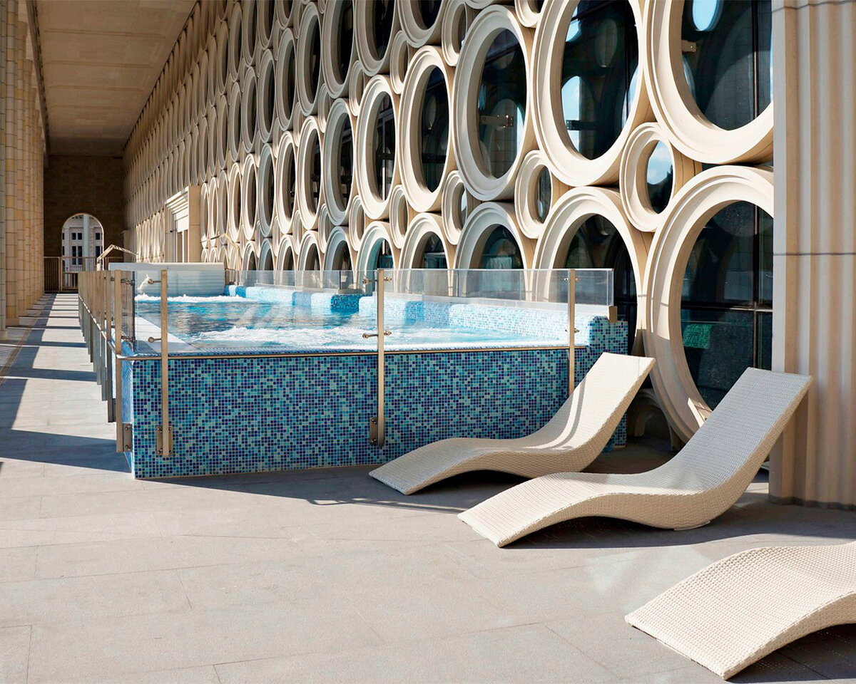 Сезонный пляж с подогреваемыми бассейнами, лежаками и качелями.