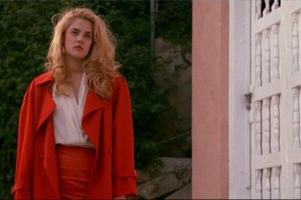 Айви в красном костюме, который ей отдала мама её подруги Сильвии - просто потому, что этот костюм есть и его никто не носит