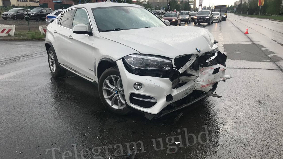     Девушка нарушила ПДД.