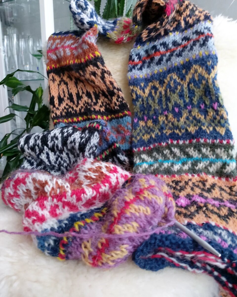 100%-ая исландская овечья шерсть plōtulopi  После стирки изделие становится ИДЕАЛЬНЫМ! Исландская шерсть обладает водоотталкивающим эффектом, красители, большей частью натуральные. Изделие "дышит' и ты в нём. Полностью отсутствует "парниковый эффект" как от всякого Alize, Drops и пр. "тоженеплохойниточки" А в процессе носки шерсть щё и распушается и увеличивается в объёме. Я  другой такой обалденной пряжи не знаю. Думаю, её просто не существует на нашей планете!   