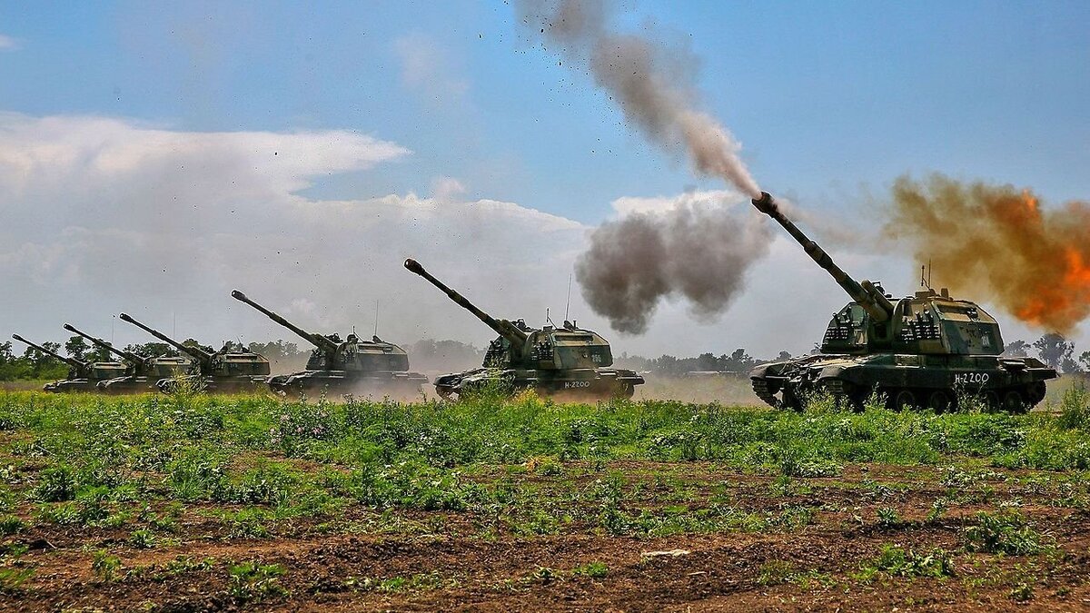 Батарея САУ 2С19М1 "Мста-С" ведёт огонь на полигоне. Фото: mil.ru / commons.wikimedia.org