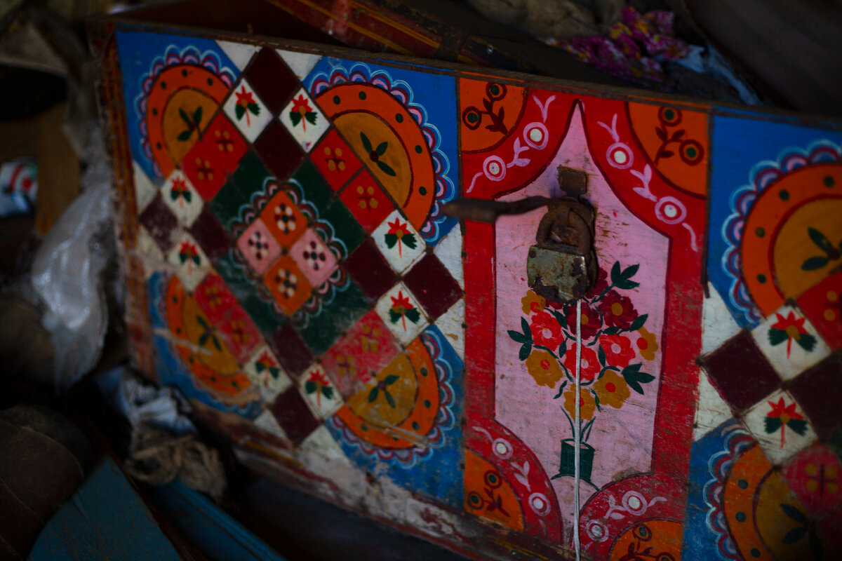 Сундук очень красивый, предположительно, был расписан хозяевами дома