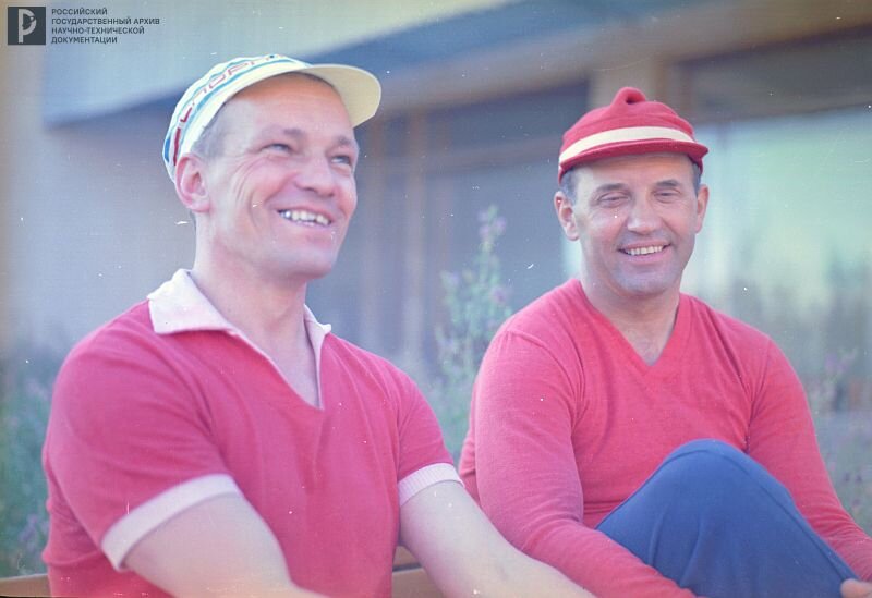 Летчики-космонавты Н.Н. Рукавишников и Г.Т. Добровольский. Апрель 1971 г. РГАНТД. Арх. № 1-2741 цв.