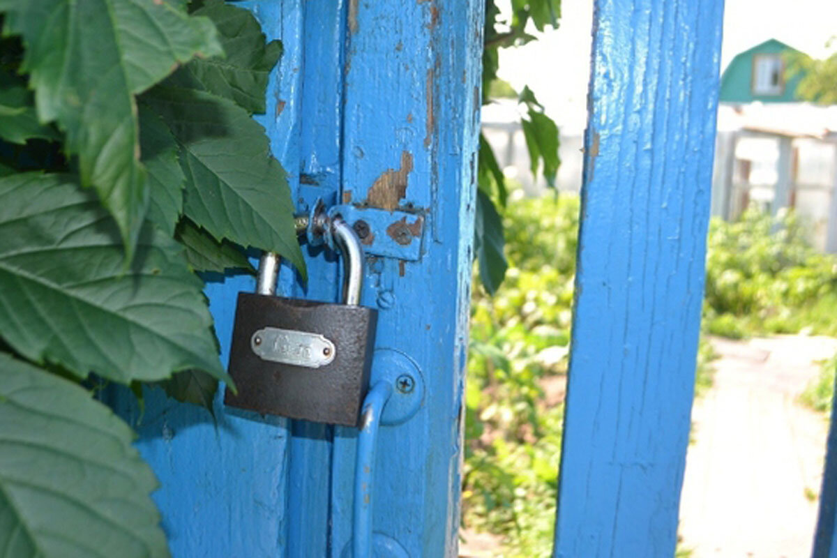 Замок на калитке висел, но сама калитка была выломана. Фото из открытых источников.