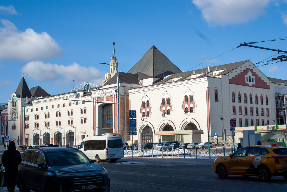 Здание Казанского вокзала спроектировано выдающимся архитектором Алексеем Щусевым. Среди его проектов: Мавзолей на Красной площади, Здание органов госбезопасности на Лубянке и станция метро Комсомольская. Фото: Svetlov Artem.