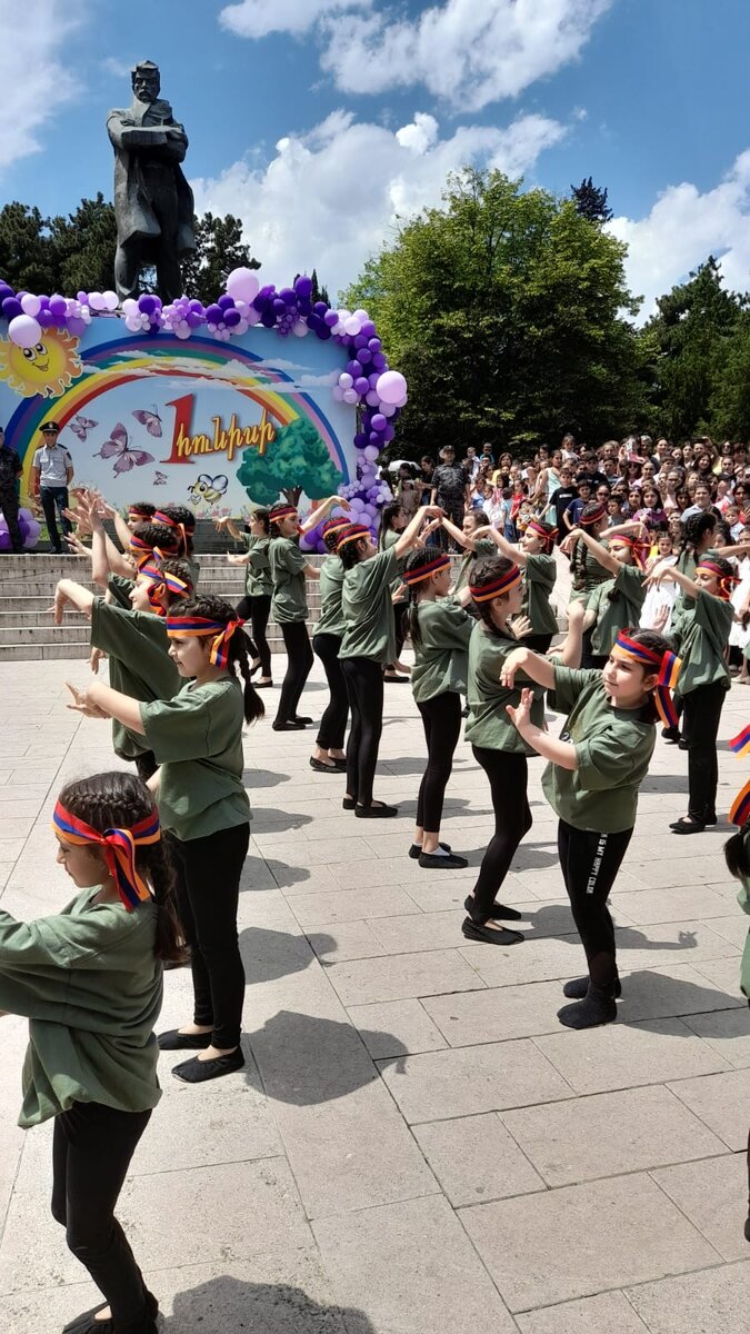 В День защиты детей в блокадном Степанакерте прошла выставка изделий и рисунков, сделанных руками карабахских детей. Фоторепортаж