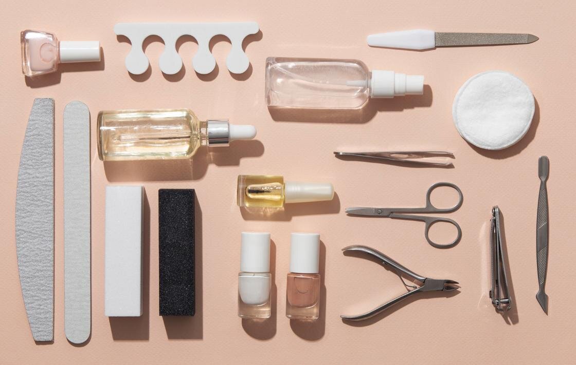    Базовый набор для ухода за ногтями, масла для кутикулы, укрепляющие средства:Freepik