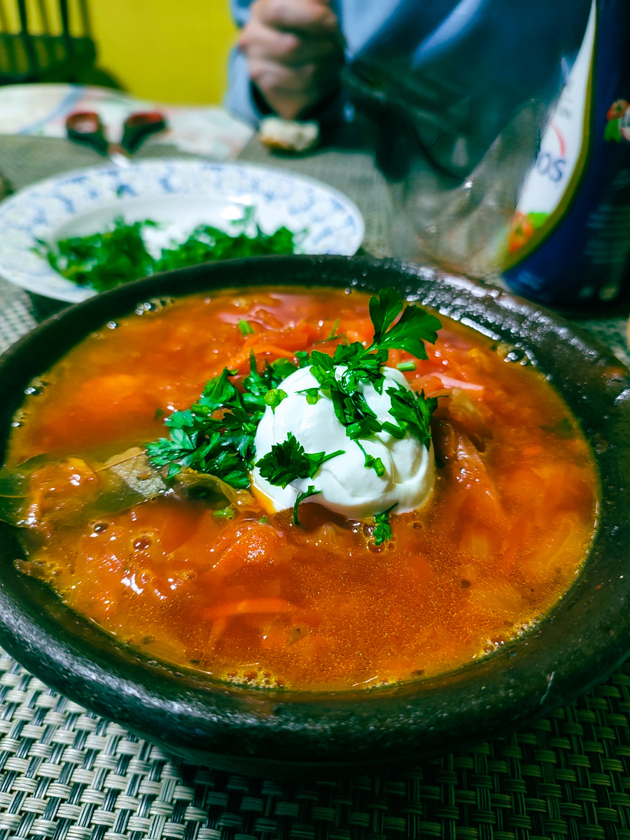 Повышаю свои кулинарные навыки в приготовлении борща...