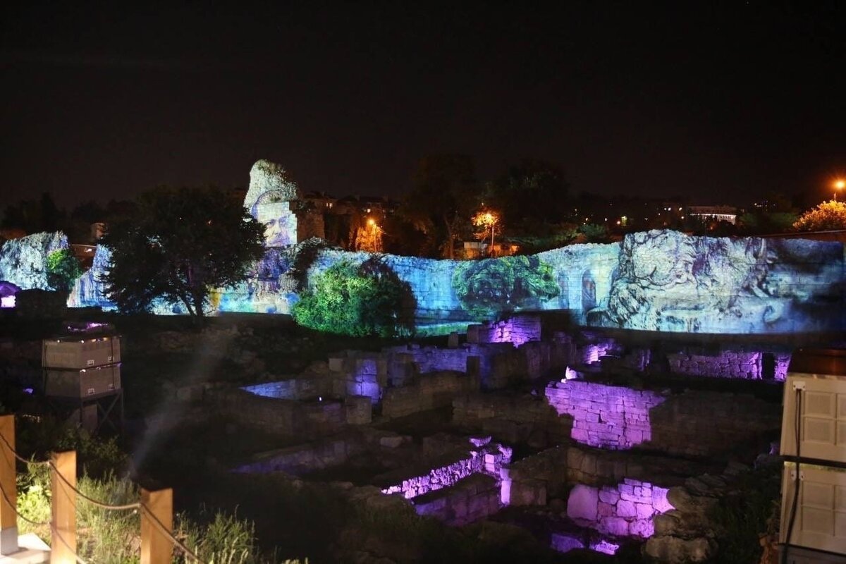 Ночная экскурсия «Свет Херсонеса» // Фото со страницы музея-заповедника «Херсонес Таврический» в ВКонтакте