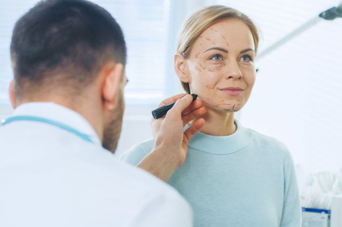 Без комков. Чем может быть опасна операция по удалению жира на лице ...