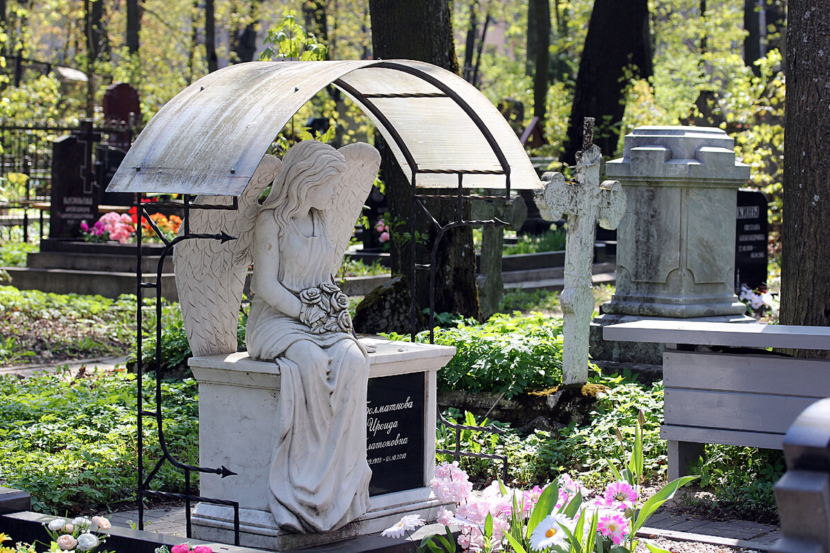 большеохтинское кладбище в санкт-петербурге. сколько кладбищ в санкт петербурге. волковское кладбище. преображенское еврейское кладбище. некрополь санкт-петербург.
