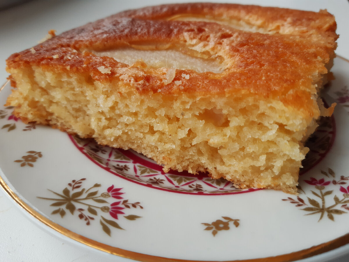 кефирный бисквит на кукурузной муке с грушами