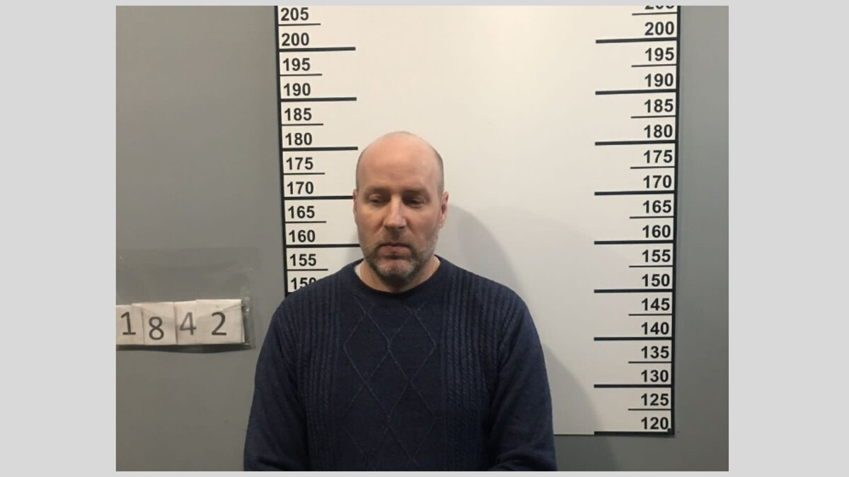     Верховный суд Удмуртии вынес приговор в отношении бывшего сотрудника ОМОН МВД региона, причастного к совершению вымогательства в составе организованной группы и разбойного нападения в составе банды. Об этом сообщила пресс-служба Управления ФСБ по республике.