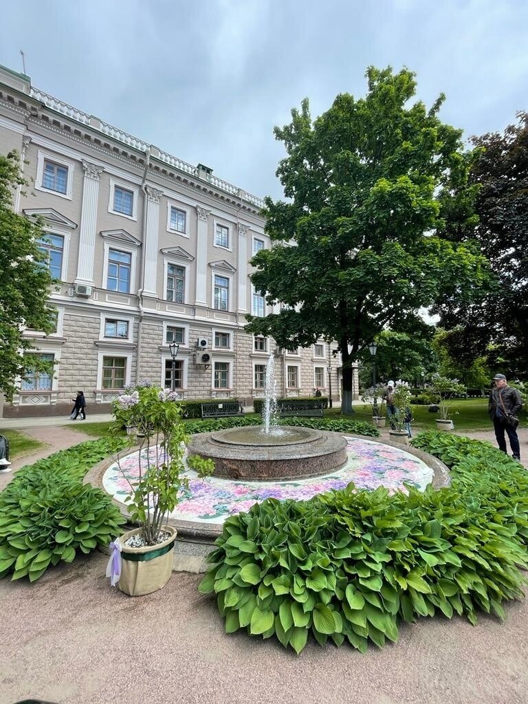 Сад Мариинского дворца (Законодательного Собрания) открылся для посетителей в Санкт-Петербурге 