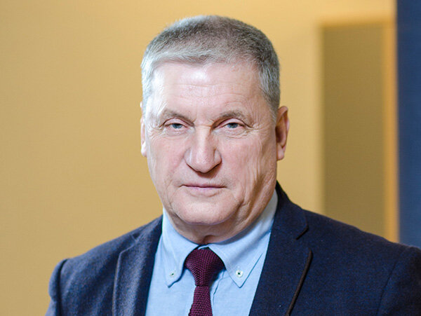 Вячеслав Евгеньевич Волков, кандидат технических наук, доцент, академик, заслуженный путешественник России, методолог, философ, руководитель первой российской экспедиции, покорившей Эверест, научный руководитель программы «Pro Социум», организатор и ведущий стратегического клуба «Город» (г. Тольятти)