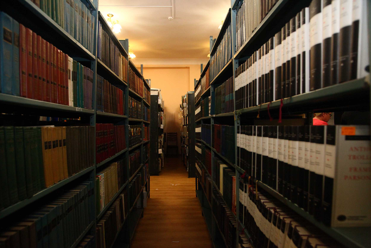 Файл:Chitalnyi zal Gosudarstvennoi respublikanskoi yunosheskoi biblioteki v nach