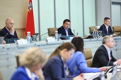    Андрей Воробьев на оперативном совещании с руководящим составом регионального правительства и главами городских округов © Антон Чернов, «Подмосковье Сегодня»