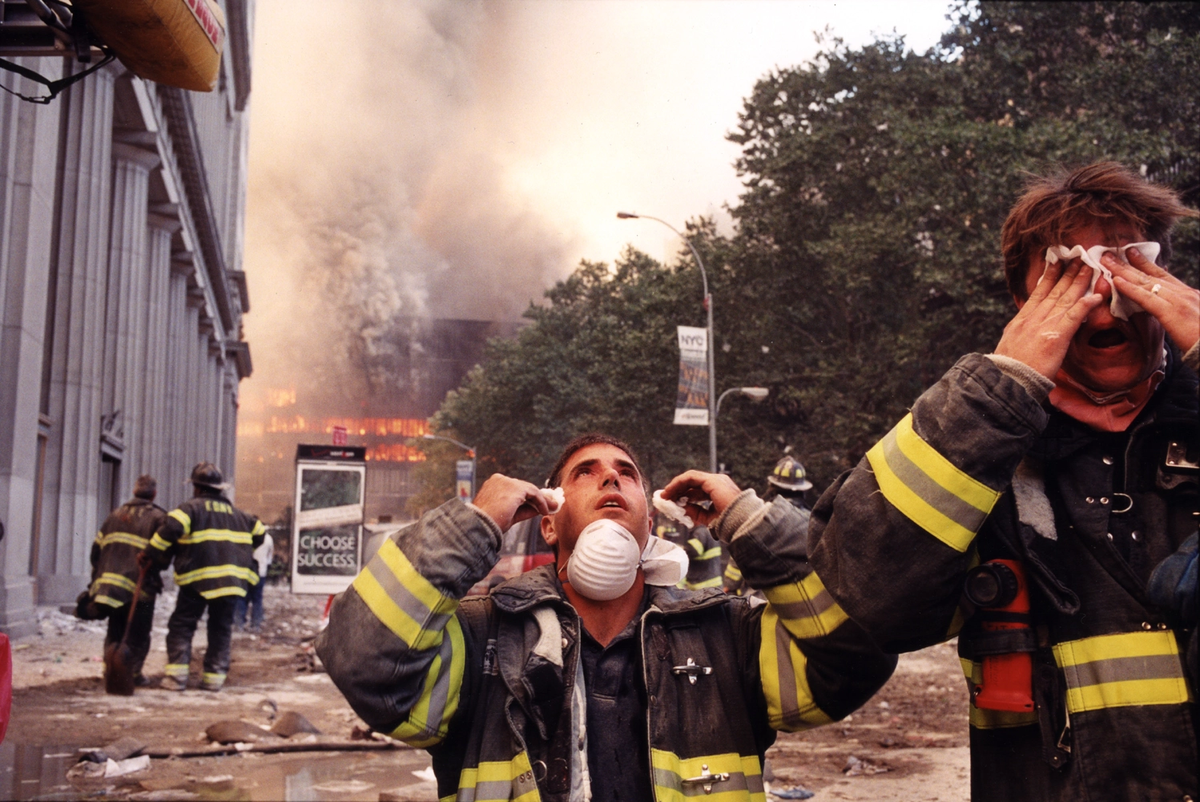 Башни-Близнецы 11 сентября 2001. Спасатели 11 сентября 2001. Башни Близнецы 11 сентября пожарные.