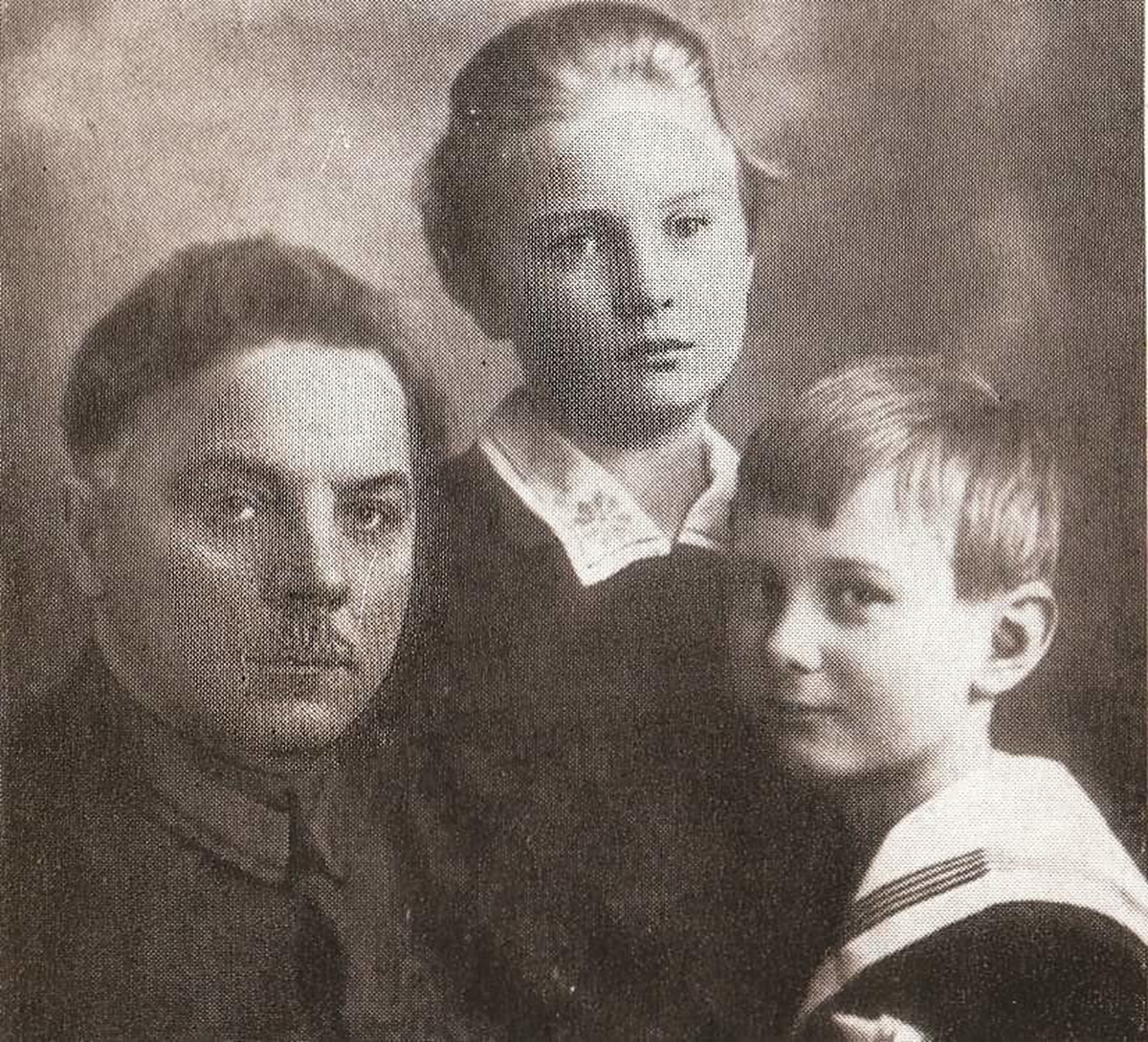 К.Е. Ворошилов с детьми Фрунзе