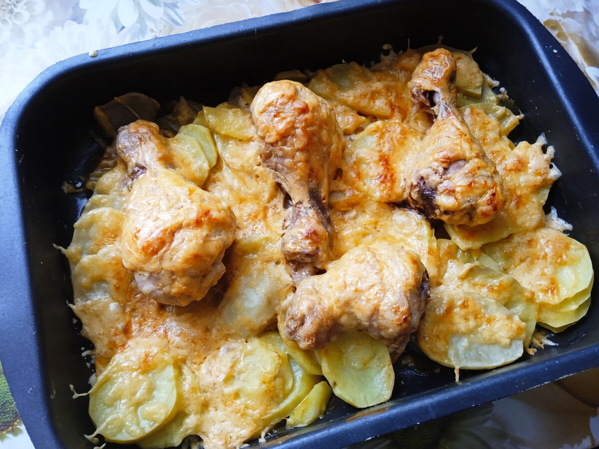 Курица и картофель — это одни из самых популярных ингредиентов во многих кухнях. Всегда доступные продукты часто встречаются в одном блюде, ведь они сочетаются идеально. Ещё один рецепт вам в копилку.