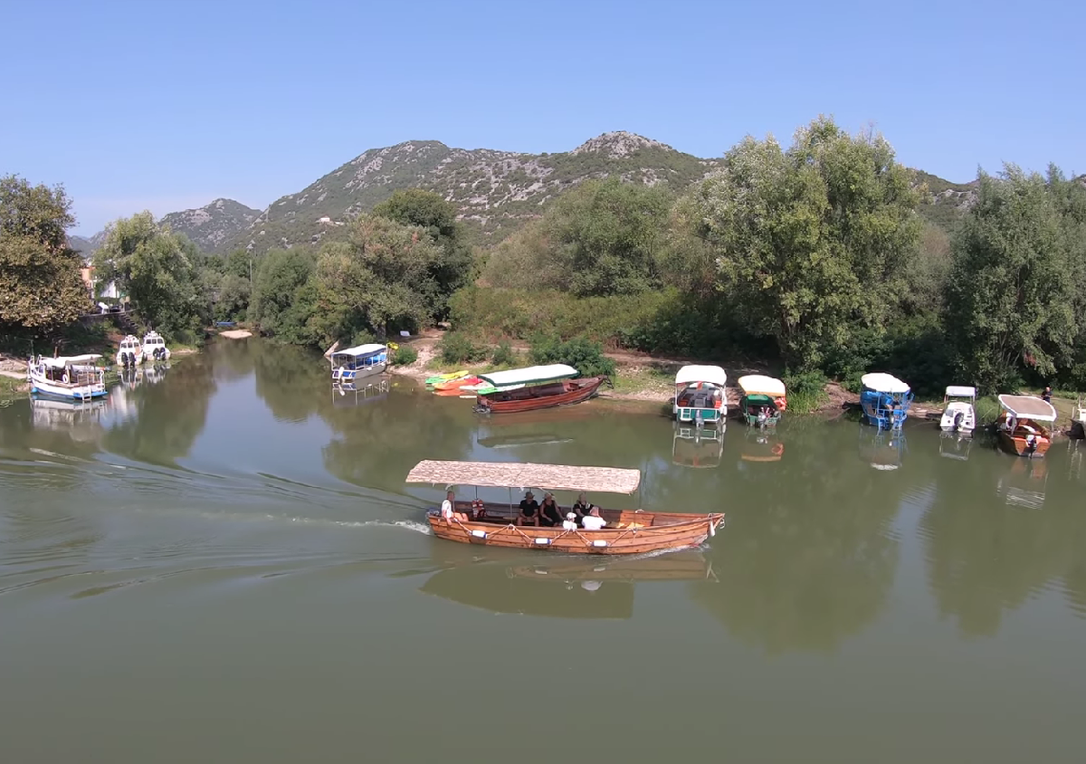 На этих лодочках отправляются на экскурсии по озеру