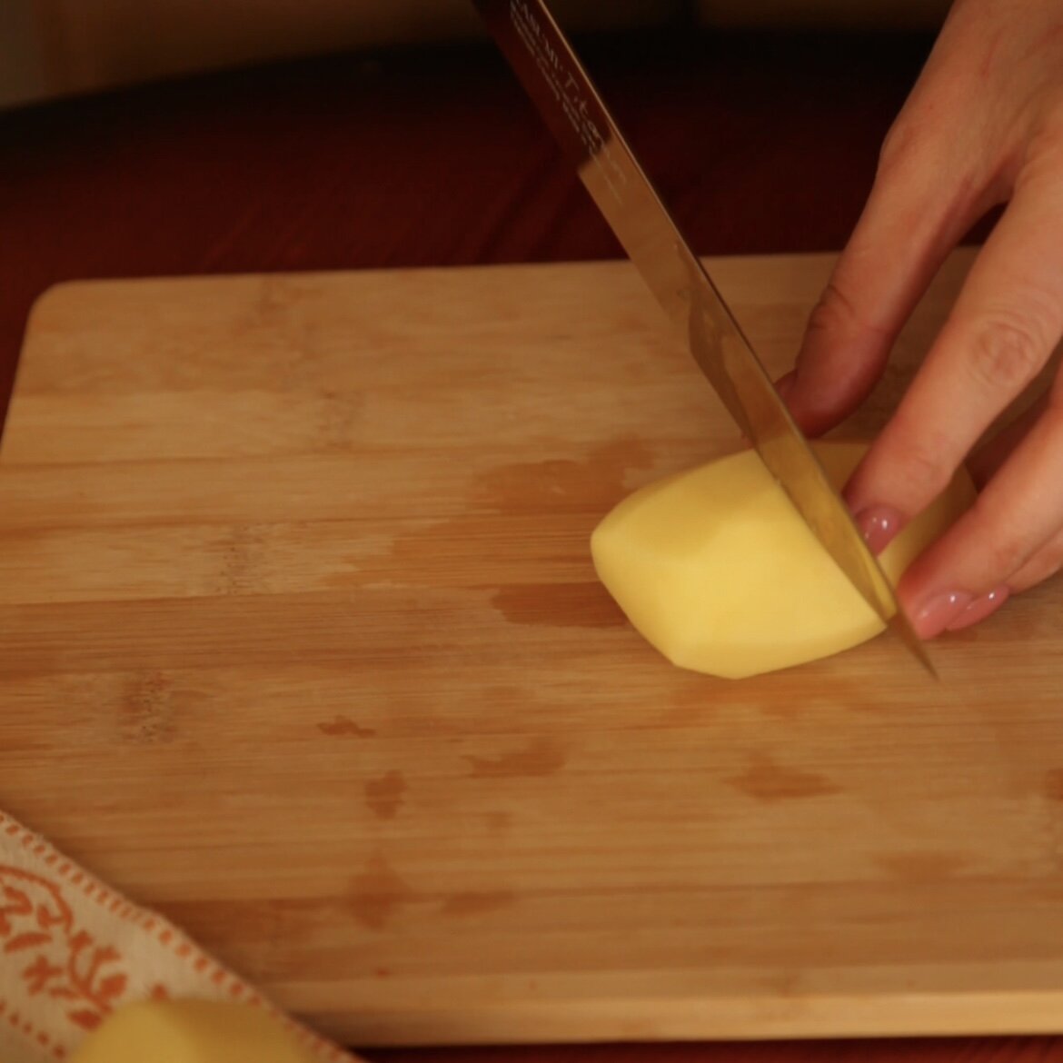 Нарезаем картофель